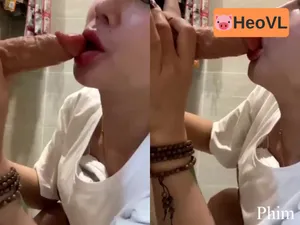 Vào nhà tắm thủ dâm mút cặc giả