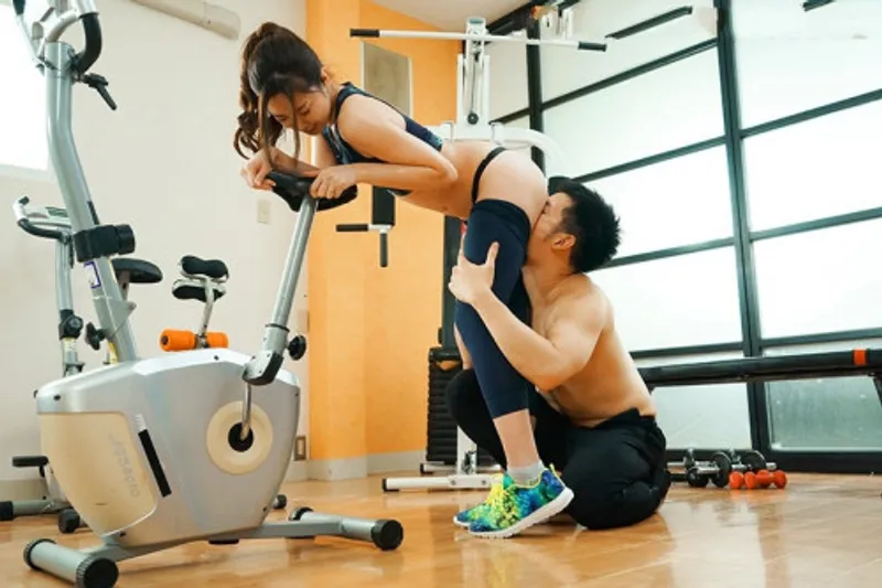 Xin gã chồng đi tập gym, vợ yêu vụng trộm với anh pt
