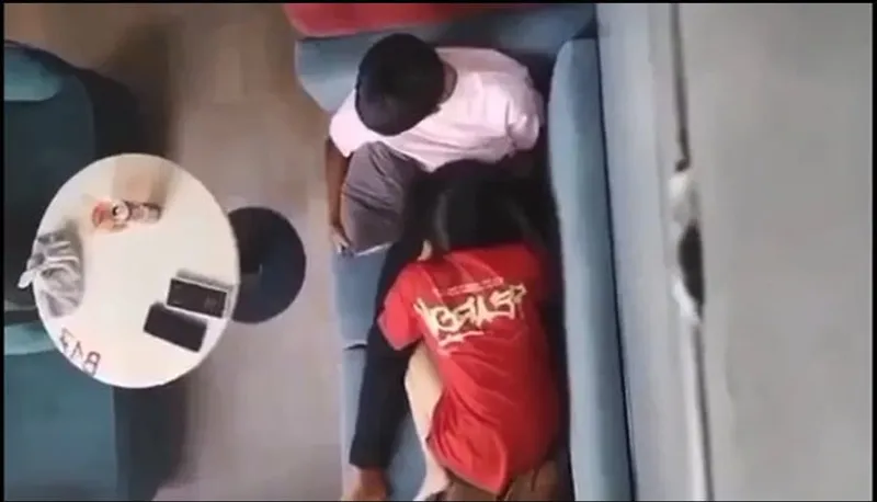 Quay lén em người yêu bú bú cho gấu nơi công cộng